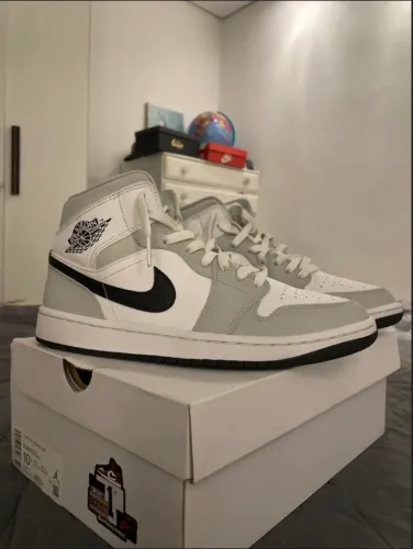 Tênis Nike Air Jordan 1 Mid light Smoke Grey