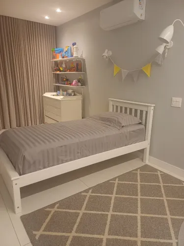 Cama branca infantil com auxiliar