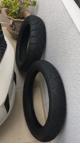 Par de Pneus Semi-novos em ótimo estado