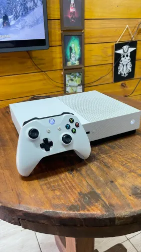Xbox one s 1tb- controles - cabos - tudo funcionando perfeitamente , chama pra negociar 
