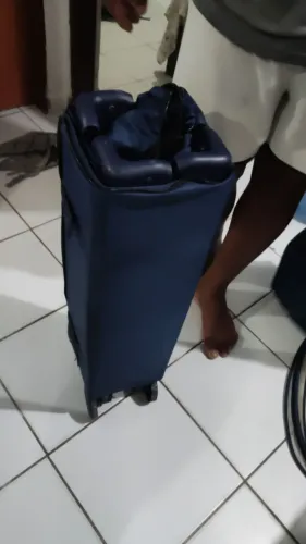 Um chiqueirinho berço completo com colchão mosquiteiro