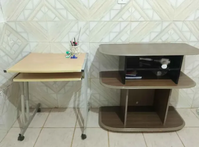 Vendo mesa para computador pequena e rack pequeno ( Não entrego) R$ 120.00