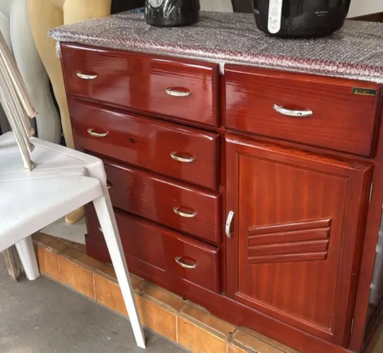 COMODA NOVA DE MADEIRA MUITO BOA RESISTENTE PRO RESTO DA VIDA ENTREGO ESTA NOVA