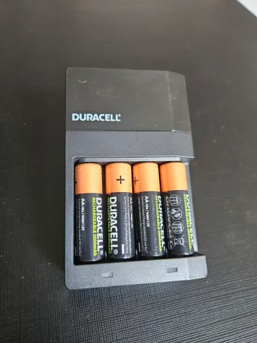 Duracell Carregador de pilhas recarregáveis AA e AAA com 4 pilhas AA Bivolt