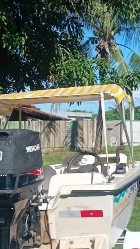 Lancha pra passeio no lago