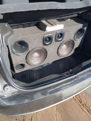 Caixa de som automotivo