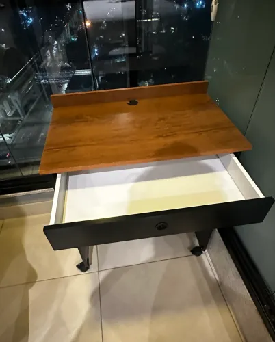  Escrivaninha com gaveta e rodinhas
