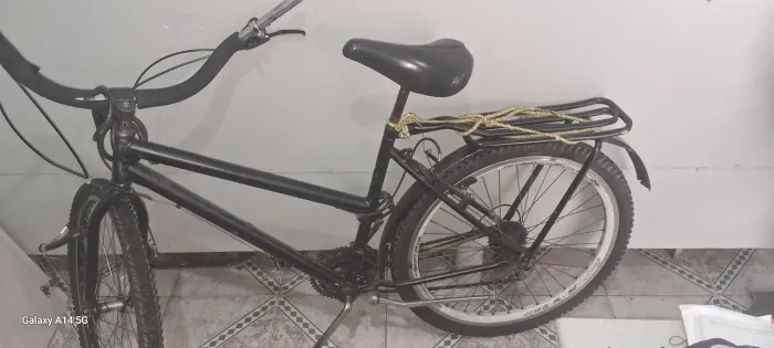 Bicicleta usada tem umas coisa para direita