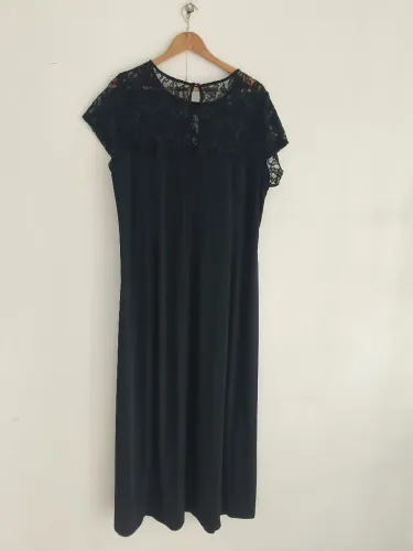 Vestido plus size preto com renda