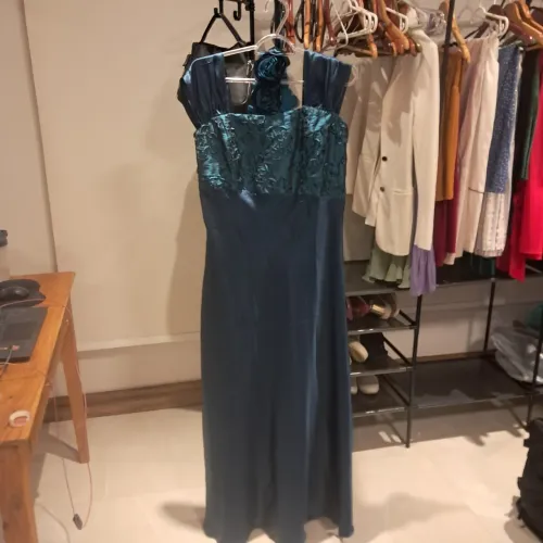 Vestido de festa em cetim azul petróleo