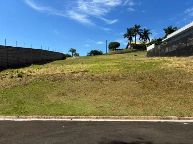 Terreno com leve aclive a venda no condomínio Vereda Paraiso na cidade de Morungaba - SP