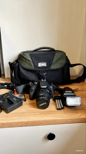 Camera Canon T3i + lente 18-55 + flash externo + bolsa + acessorios