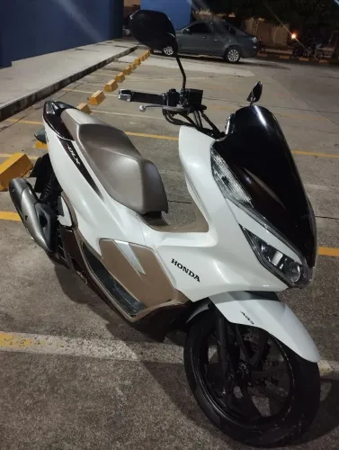 Vendo Honda PCX 2021 automática. Moto muito nova!
