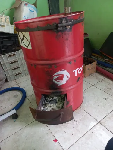 Uma churasqueira tanbor 200 litro abafo compreta