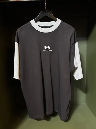 CAMISETA BALENCIAGA PRETA/CINZA- TAM-L