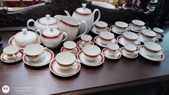 Jogo de porcelana Renner Medaillon, chá e café. 37 peças
