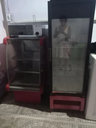 Vendo uma cervejeira, um balcão pra salgados, e bolos, e uma fritadeira de baratas