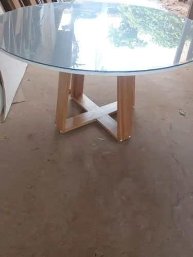 Mesa linda de jantar com vidro 