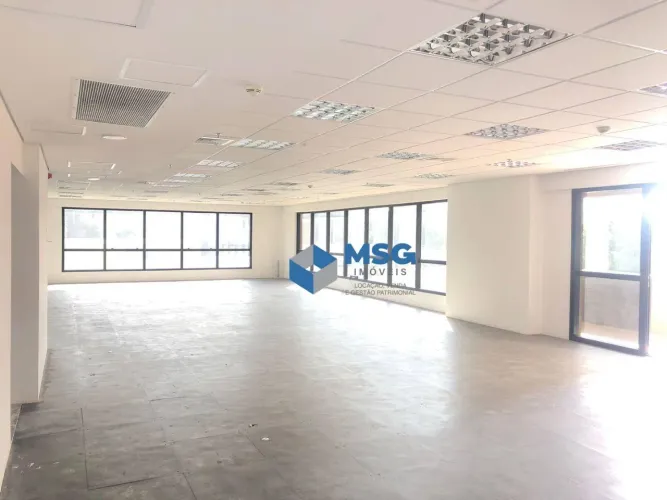 Ampla Sala Comercial de Alto Padrão em Alphaville Próximo ao Shopping Tamboré e Carrefour,