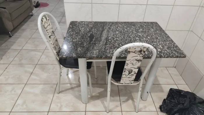 Vendo mesa mármore + 2 cadeiras