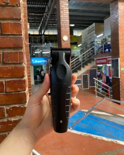 Máquina de cortar cabelo lacrada na caixa