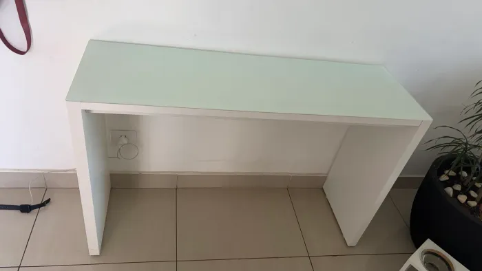 Aparador - TokStock - branco e com vidro