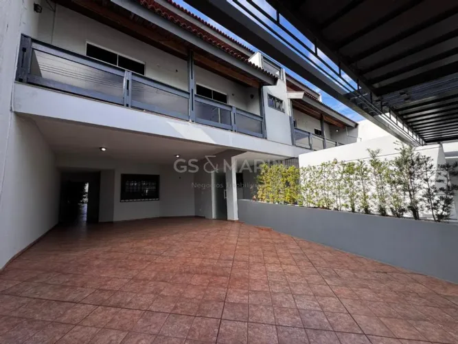 Casa comercial com dois pavimentos para alugar na Av. Waldemar Spranger, em Londrina