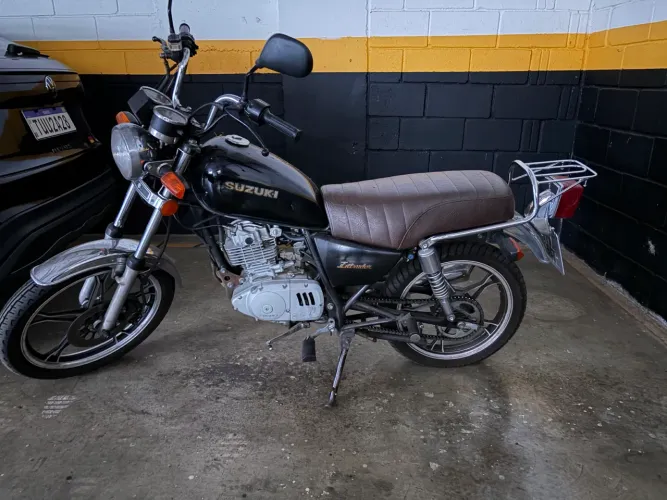 Suzuki Intruder com Banco personalizado