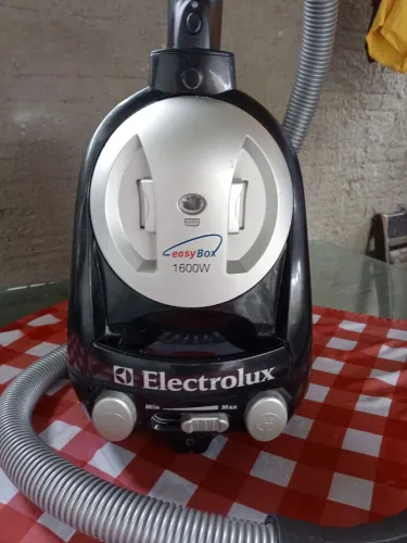 Aspirador de pó ELETROLUX 1600W easy box