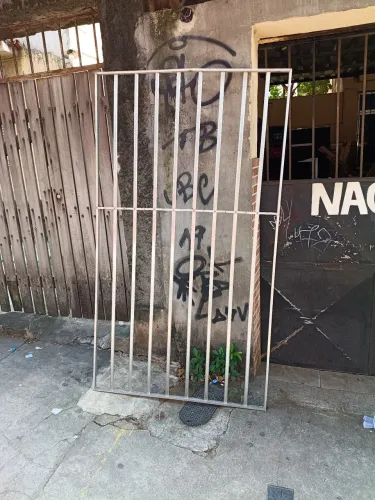 Vendo esta grade de alumínio 1,20 m de largura por 2 m de altura