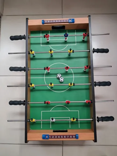 Jogo futebol Pebolim mesa com pés baixos