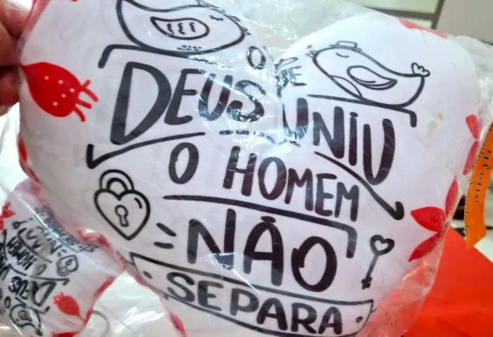 Pelúcia com frase/ formato coração acompanhado de chaveiro.