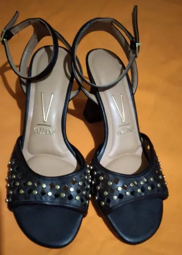 Sapato alto feminino.