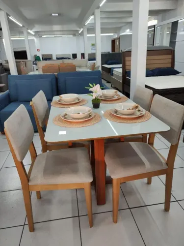 Mesa Zurique quatro cadeiras 