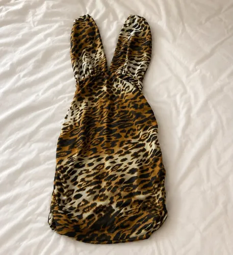 vestido curto de onçinha