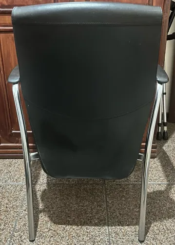 Cadeira em courino , confortável e anatômica, muito resistente