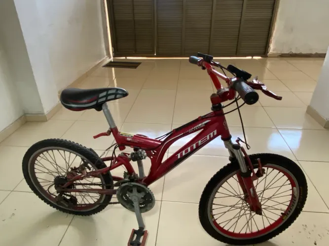 Bicicleta com macha e alumínio
