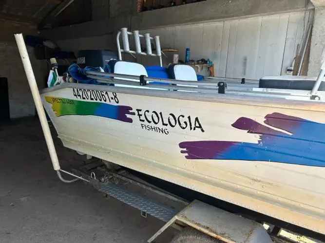 Lanhca paseio equipada para pesca.