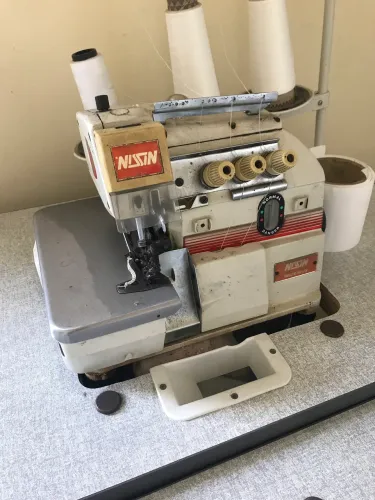 Máquina overloque chinesinha nissin com bancada