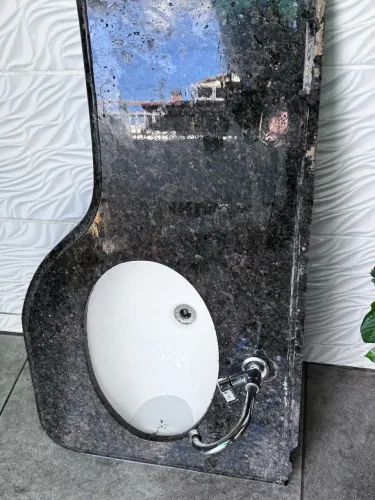 Pias de banheiro e cozinha em granito 