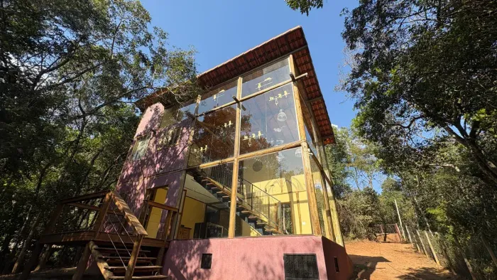 Casa charmosa com cachoeira ao fundo | Um refúgio em meio à natureza.