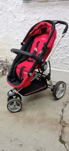 Vendo lindo Carrinho de bebê Kiddo Compass II em bom estado | cor Vermelha