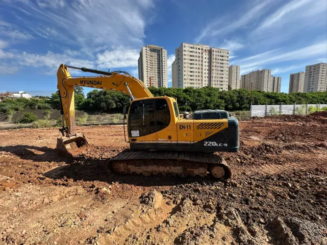 Escavadeira Hyundai 220 2014 