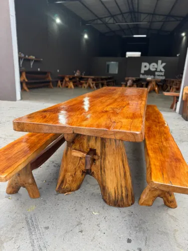 Mesa de madeira com os bancos