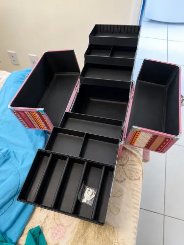 Mala maquiagem e panelas