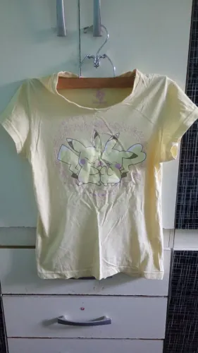 Blusinha Pokémon Pikachu Amarelo claro da Japan Society tamanho P brasileiro