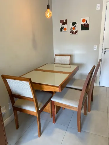 Mesa de jantar com 4 cadeiras