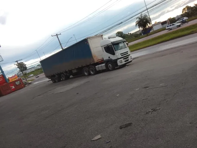 Conjunto Iveco e carreta