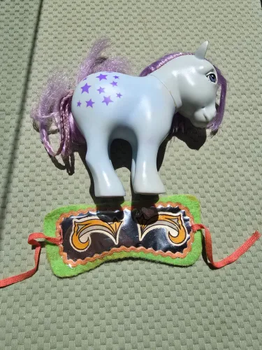 Meu querido poney antigo com dois acessórios