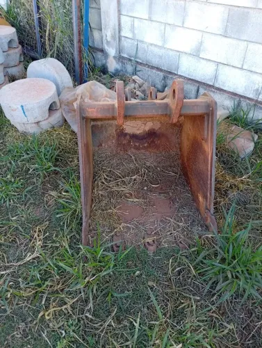 Concha da retroescavadeira New Holland 80 cm e Rondon 80 cm semi novas